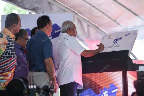 DATUK SERI MAHDZIR KHALID