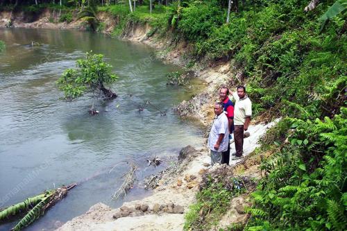 TEBING SUNGAI RUNTUH