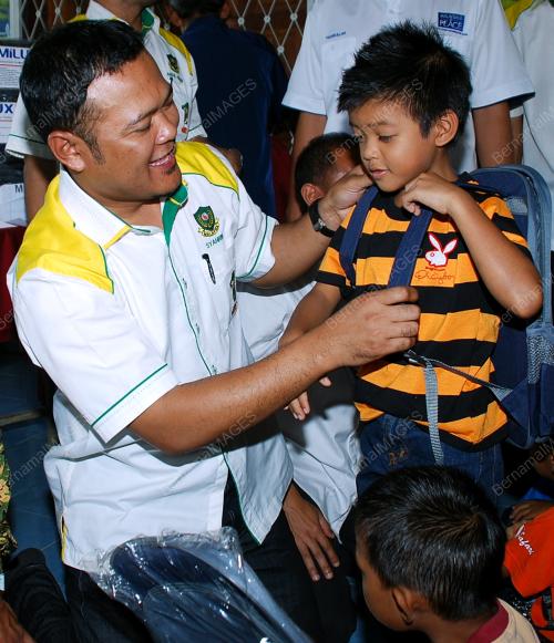 BELIA 4B JOHOR SUMBANG PERALATAN SEKOLAH