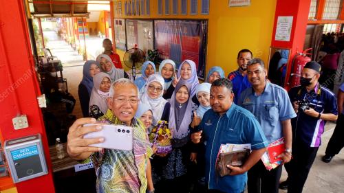 DATUK SERI MAHDZIR KHALID