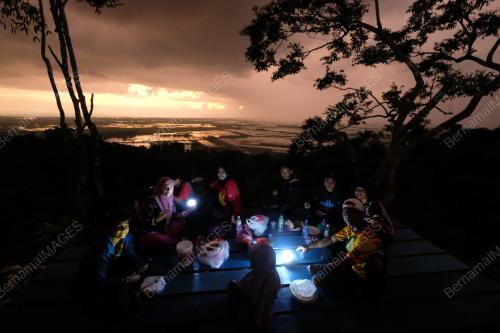 BERBUKA PUASA DI PUNCAK GUNUNG