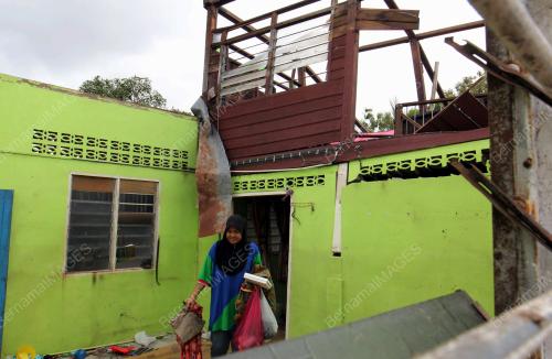KD05_01112014_RUMAH_ROBOH