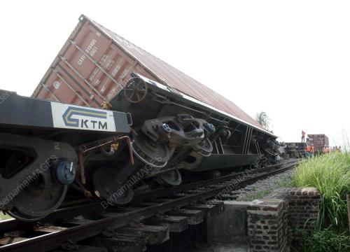 KERETA API TERGELINCIR
