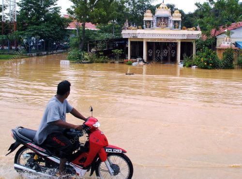 KUIL DITENGGELAMI AIR