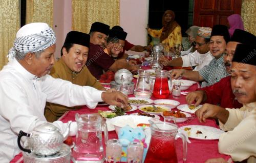 AHMAD MASLAN