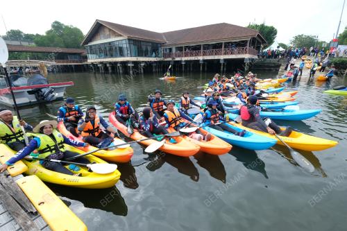 EKSPOLARASI KAYAK SUNGAI MERBOK