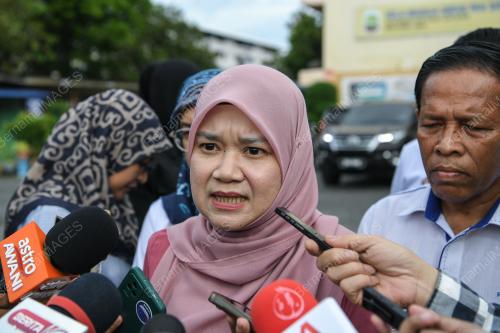 FADHLINA SIDEK