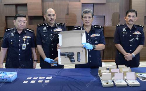 KD05_18062017_POLIS_SENJATA