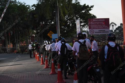 SESI PERSEKOLAHAN DI BUKA
