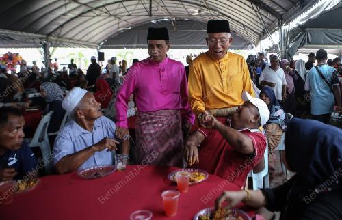 DATUK SERI MAHDZIR KHALID