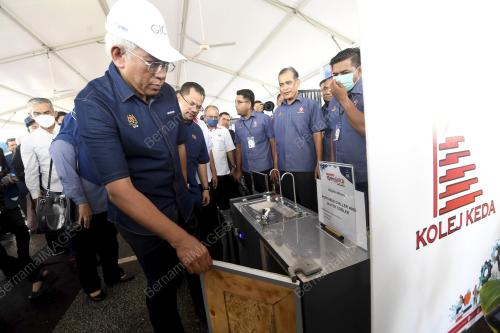 DATUK SERI MAHDZIR KHALID