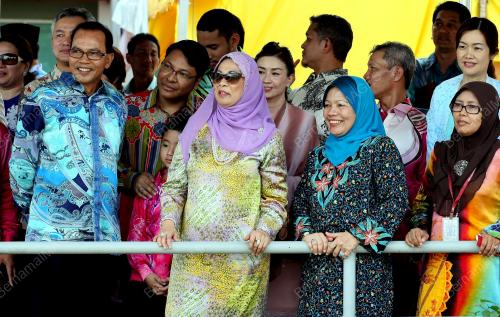 KD05_26112013_PERMAISURI_AGONG
