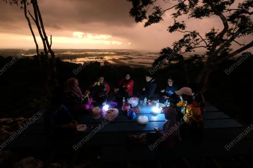 BERBUKA PUASA DI PUNCAK GUNUNG