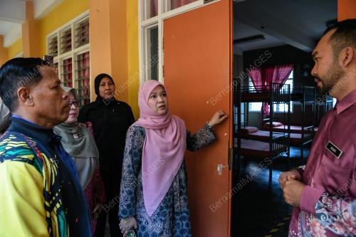 FADHLINA SIDEK
