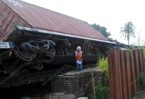 KERETA API TERGELINCIR