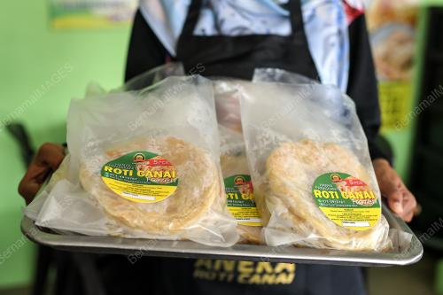 PENEBAR ROTI WANITA