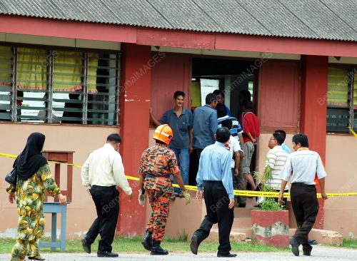 LANTAI SEKOLAH RUNTUH