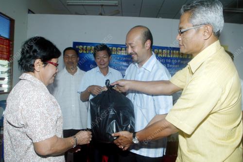KD06_14012011_MUKHRIZ_CINA