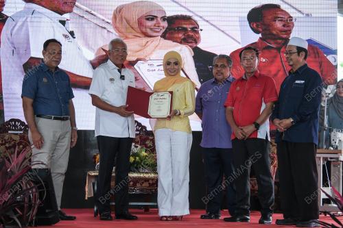 DATUK SERI MAHDZIR KHALID