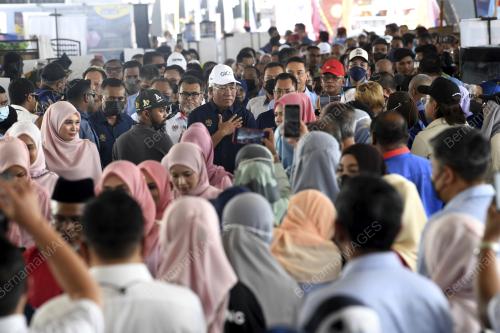 DATUK SERI MAHDZIR KHALID