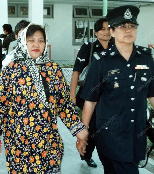 KD07-04_02_2001ISTERI_LAWAT_19012016