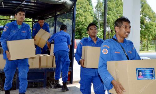 KD07_02102012_BANJIR_BANTUAN