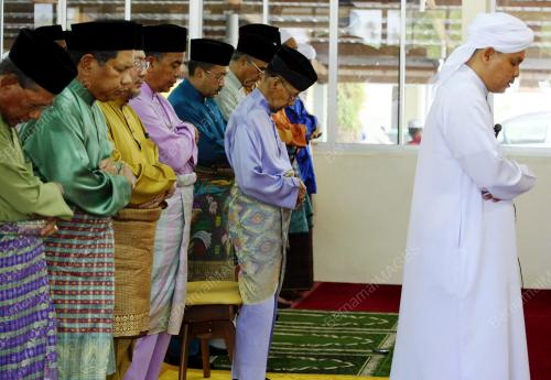 KD07_04042014_AGONG_SOLAT-5