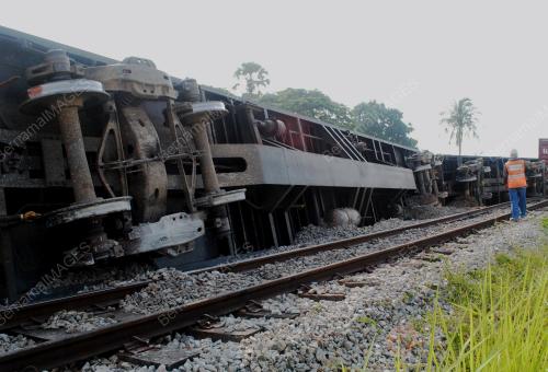 KERETA API TERGELINCIR