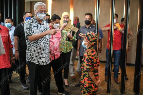 DATUK SERI ISMAIL SABRI YAAKOB