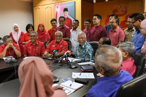 DATUK SERI MAHDZIR KHALID