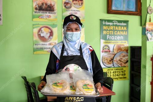 PENEBAR ROTI WANITA