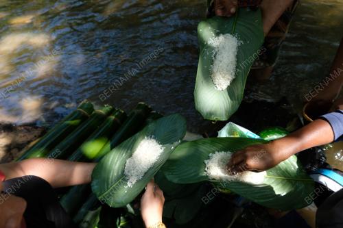 LAK LAY (HAMBAT IKAN DALAM SUNGAI)