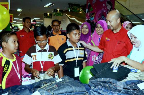 KD07_20072014_MUKHRIZ_PAKAIAN