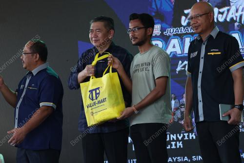 DATUK SERI SALAHUDDIN AYUB