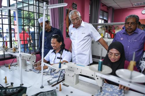 DATUK SERI MAHDZIR KHALID