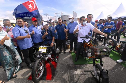DATUK SERI MAHDZIR KHALID