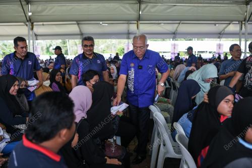 DATUK SERI MAHDZIR KHALID