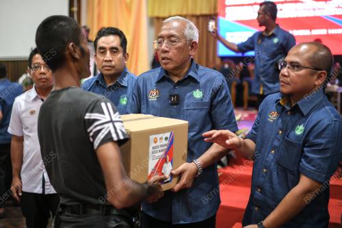 DATUK SERI MAHDZIR KHALID