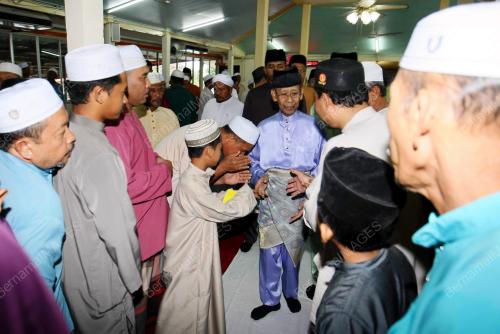 KD08_04042014_AGONG_SOLAT-2
