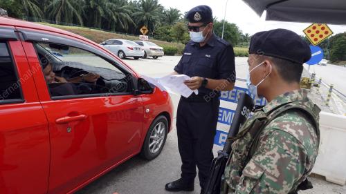 POLIS KESAN PESAKIT COVID-19