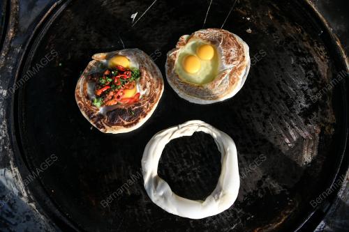 PENEBAR ROTI WANITA