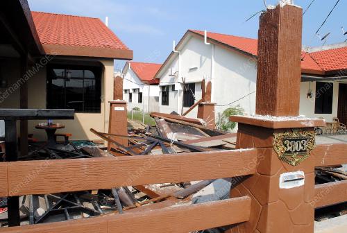 KD08_11022011_PONDOK_ROBOH