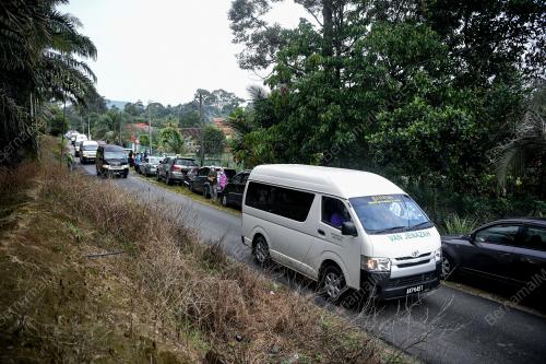 TUJUH SEKELUARGA KEMALANGAN MAUT