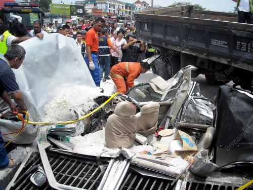 KERETA REMUK WANITA MAUT