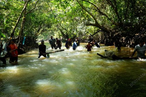 LAK LAY (HAMBAT IKAN DALAM SUNGAI)