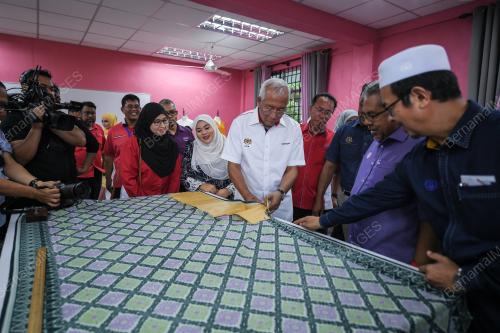 DATUK SERI MAHDZIR KHALID