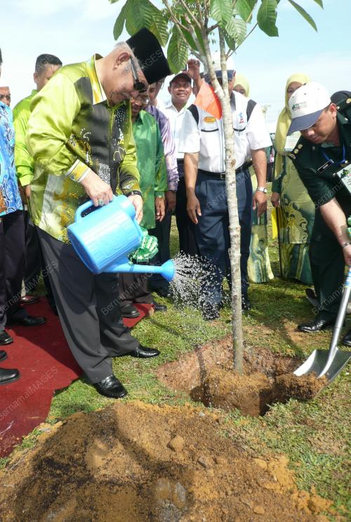 AZIZAN ABDUL RAZAK