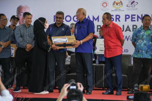 DATUK SERI MAHDZIR KHALID