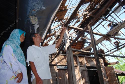 KD08_28022011_RUMAH_UZUR