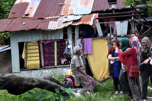 KD08_30072018_WARGA_EMAS_DI_BANTU